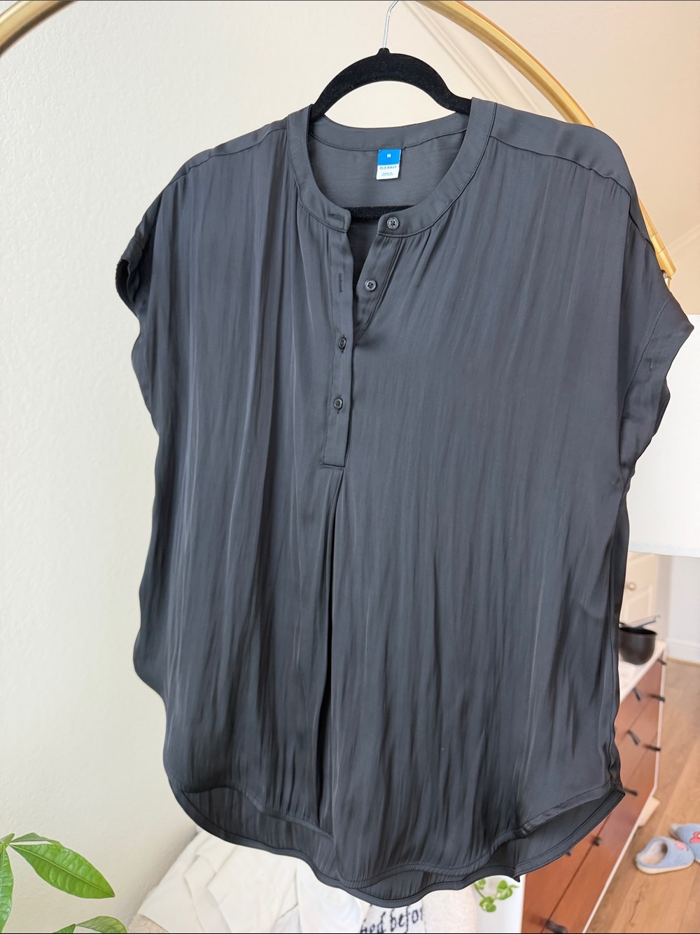 Old Navy Black Short-Sleeve Band-Collar Blouse